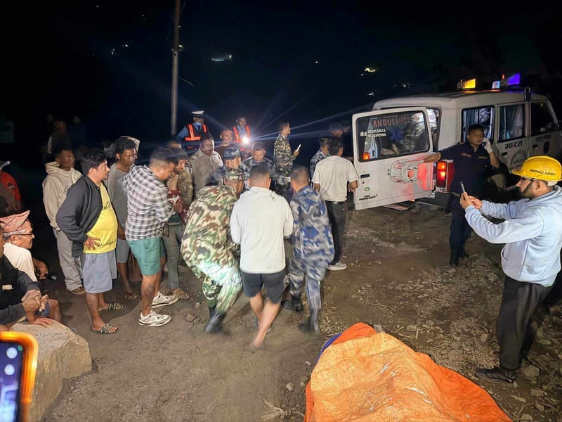 गोरखामा माइक्रो दुर्घटना अपडेट : घाइते नौजनालाई चितवन लगियो