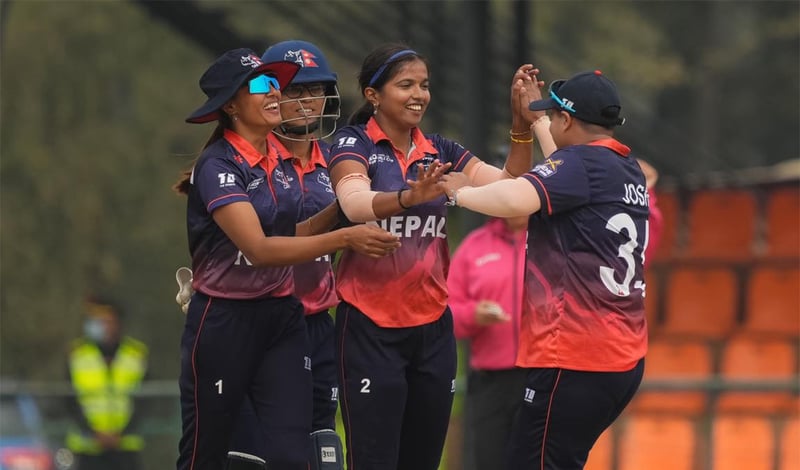 जिम्बाब्वेविरुद्ध बलिङ गर्दै नेपाल