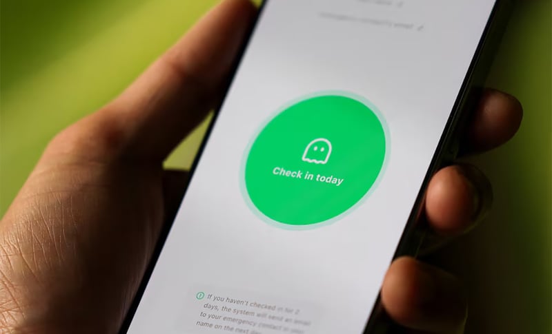 चीनमा किन लोकप्रिय भइरहेको छ ‘आर यु डेड’ मोबाइल एप ?