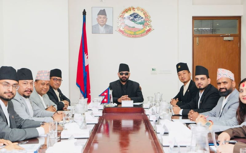 मन्त्रिपरिषद्को निर्णयसहित कागजात बोकेर ओली निवास पुगेको छ प्रहरी