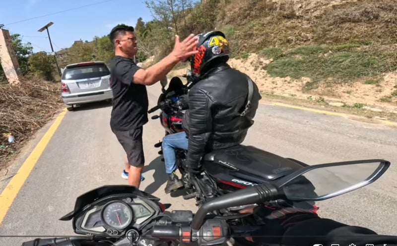 मोटरसाइकल चालकलाई कुटपिट गर्ने कार चालकमाथि अनुसन्धान गर्दै प्रहरी