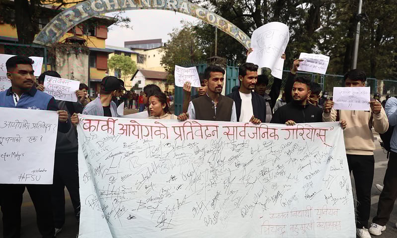 जाँचबुझ प्रतिवेदन सार्वजनिक गर्न माग गर्दै विद्यार्थी सडकमा