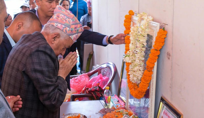 राष्ट्रपति पौडेलले दिए ओलीपिता मोहनप्रसादलाई श्रद्धाञ्जली