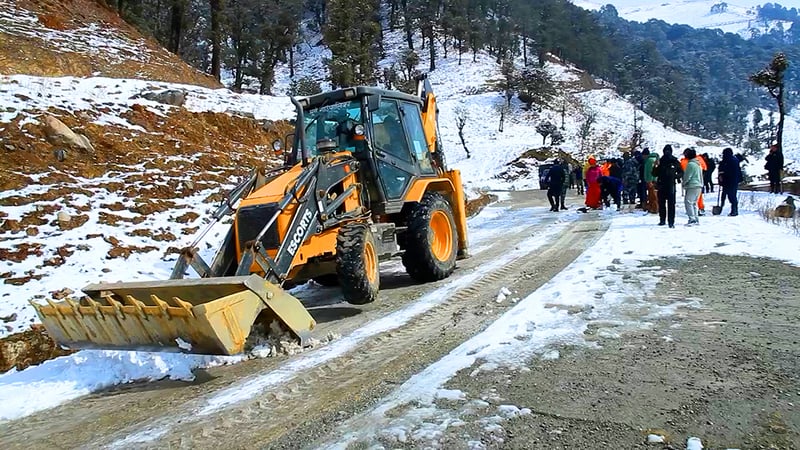 हिमपातले अवरुद्ध मध्यपहाडी लोकमार्ग सञ्चालनमा