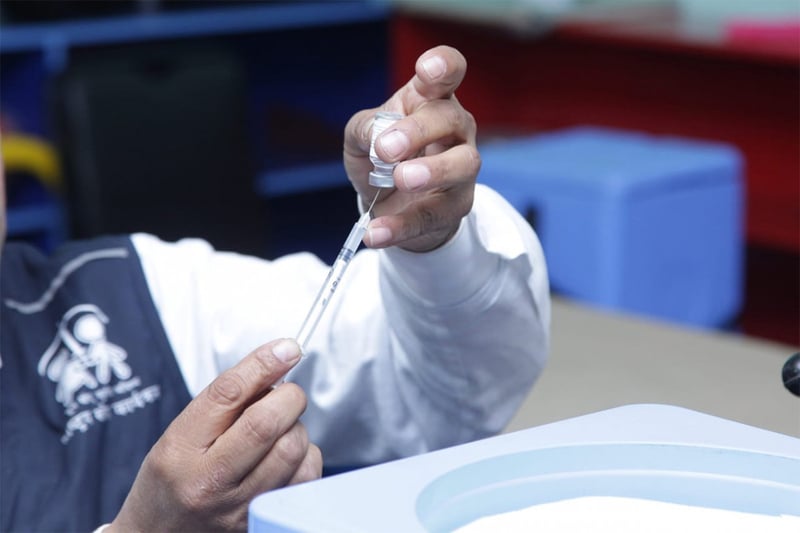 बैतडीका दुई हजार चार सय बढी किशोरीलाई एचपीभी खोप लगाइँदै