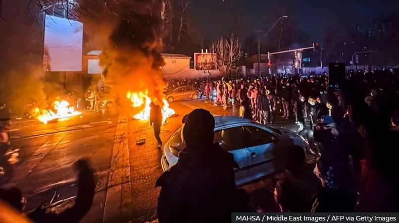 इरानले हटायो अन्तर्राष्ट्रिय ‘कल’मा लगाएको प्रतिबन्ध, इन्टरनेट बन्द जारी