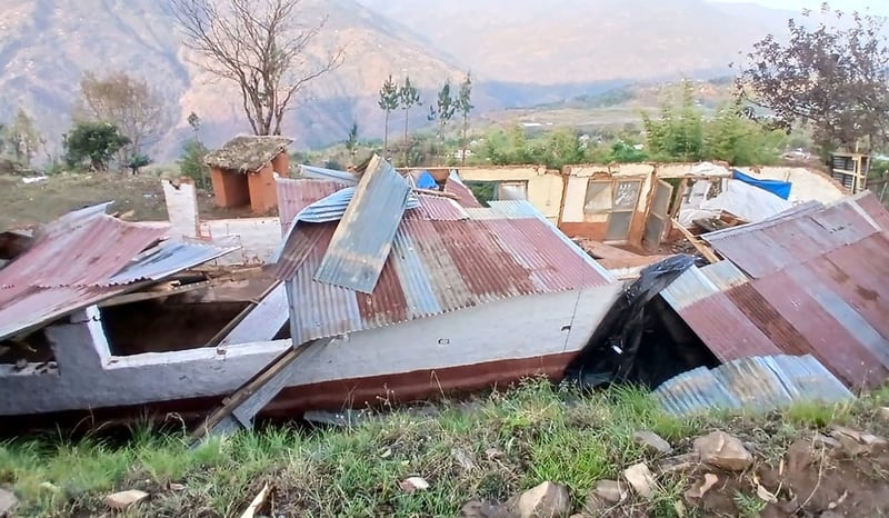 खोटाङमा हावाहुरीले दर्जनौँ घरगोठ तथा विद्यालयको छाना उडायो