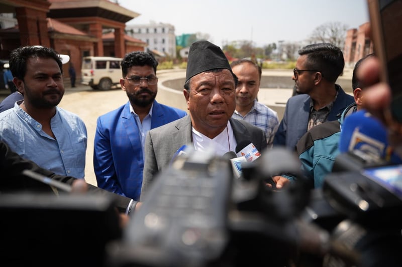 महावीर पुन भन्छन्– भविष्य कसैले देखेको छैन, जे आइपर्छ त्यही गर्ने हो