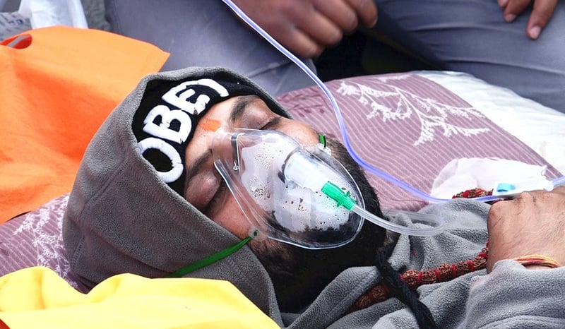 अनसनरत निकोलसको स्वास्थ्यमा समस्या देखिएपछि वीर अस्पताल लगियो