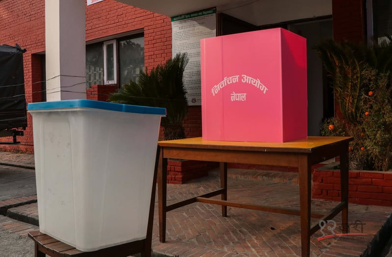 दोलखामा गोली चलेको मतदान केन्द्रमा मतदाता त्रासमा, केन्द्रमै गएनन्