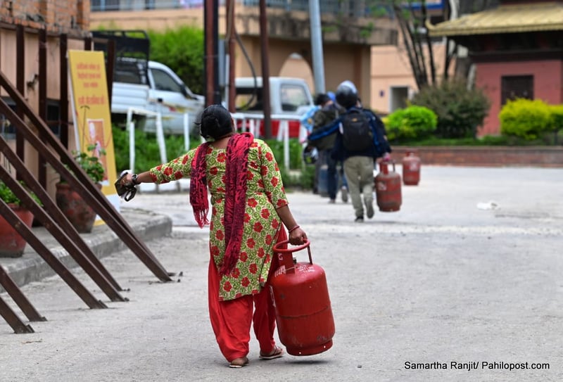 ग्यास व्यापारीले अभावको मौकामा चौका हान्न थालेपछि महासंघको विज्ञप्ति, कारबाही गर्न माग