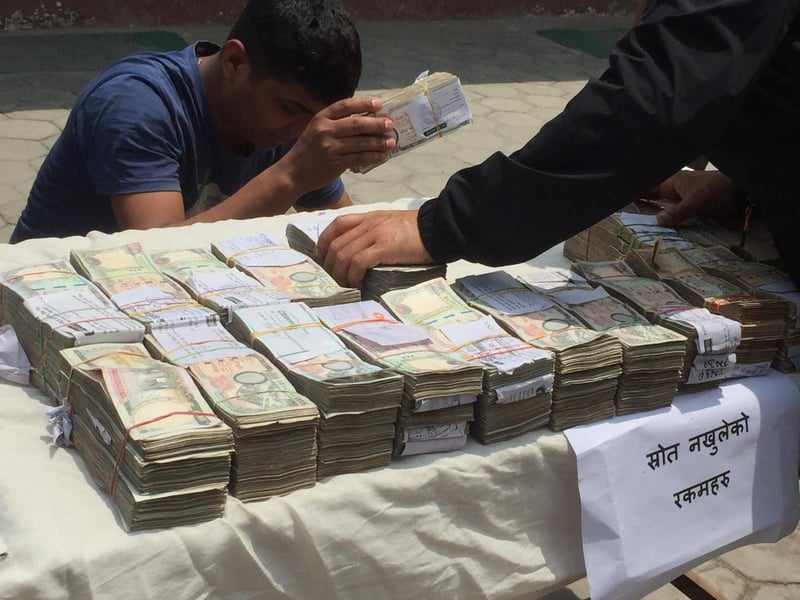 जय नेपाल हल नजिकैबाट साढे १० लाख रुपैयाँ बोकेर हिँडेका दुई युवक प्रहरीको नियन्त्रणमा