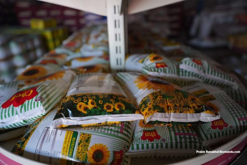 उद्योगीले खानेतेलको मूल्य लिटरमै २० रुपैयाँ बढाए, थोक व्यवसायी तोक्दैछन् आफूखुसी भाउ