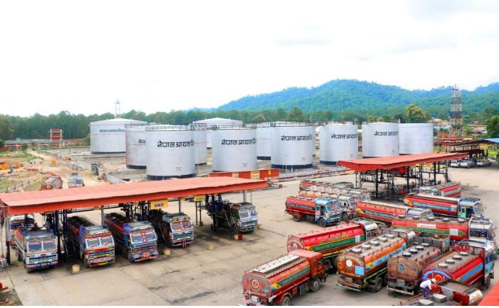 खाडीको तनावले नेपालमा इन्धन अभावको भय, निगमले भन्यो- खपत घटाऔं, भण्डारण नगरौं