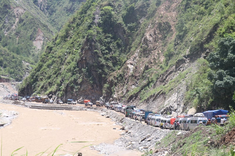 वर्षापछि दुई दिन अवरुद्ध बनेको बिपी राजमार्गमा आज बिहानदेखि यातायात संचालन