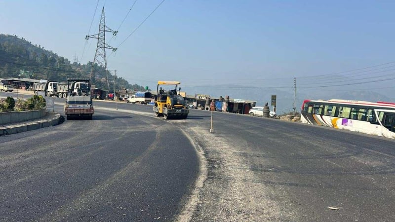 सडक निर्माणको मुख्य सिजनमै बिटुमिनको हाहाकार, आयात रोकिएपछि कालोपत्रे प्रभावित