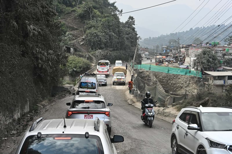 नागढुंगा-मुग्लिन सडक स्तरोन्नति : बिजुलीका पोलले निर्माण कार्यमा समस्या (तस्बिरहरू)