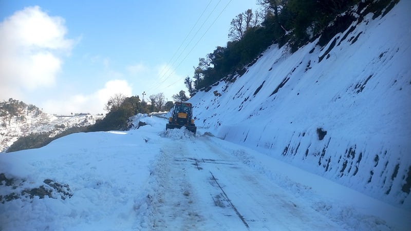 हिमपातले अवरुद्ध दशरथचन्द र जयपृथ्वी राजमार्ग सञ्चालनमा, गएरातिदेखि अलपत्र यात्रु गन्तव्यतर्फ