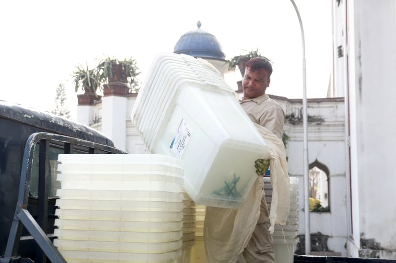 फागुन २१ गते हुने निर्वाचनका लागि मतदान केन्द्रहरूमा पठाउन मतपेटिका तयार (तस्बिरहरू)