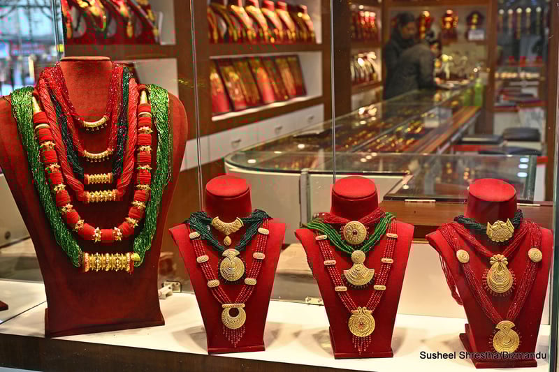 सुनचाँदीको मूल्यमा गिरावट : सुन तोलामा ४ हजार ८०० र चाँदी २२५ रुपैयाँले सस्तियो