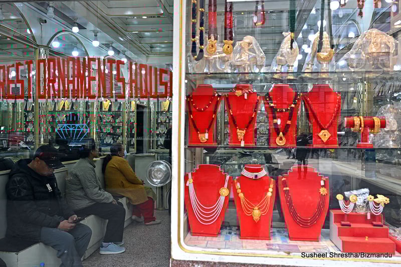 आज चाँदी तोलामा ५ रुपैयाँ घट्यो, सुनको मूल्य १०० रुपैयाँ बढ्दा तोलाको कति ?