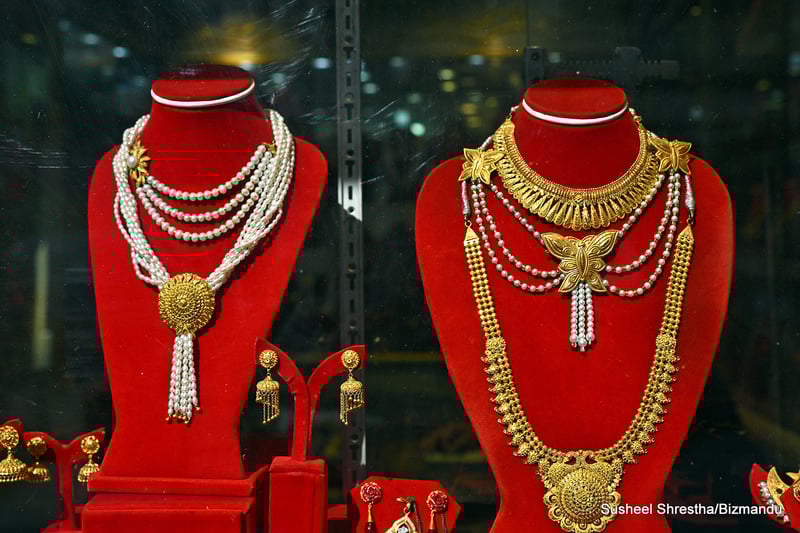 सुनको मूल्य आज तोलामा २ हजार रुपैयाँ घट्यो, चाँदीको भाउ २०५ रुपैयाँ सस्तियो