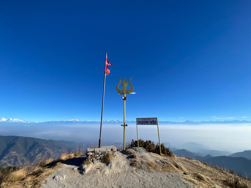 आन्तरिक पर्यटक तान्दै काभ्रेको बेथानचोक, गजराम पर्वतबाट देखिन्छ हिमशृङ्खला