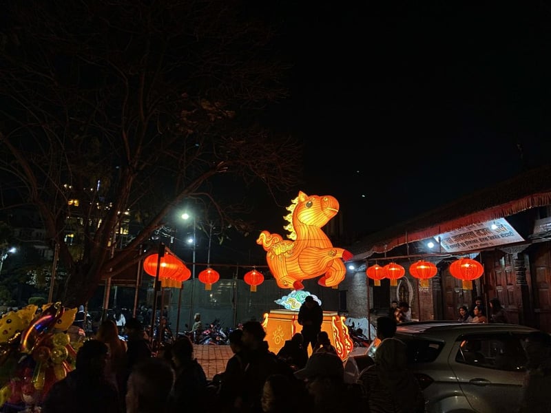 पाटनमा चिनियाँ नयाँ वर्षको उत्सव, ल्यान्टर्न हेर्न साँझ दरबार पुग्नेको घुइँचो (तस्विरहरु)