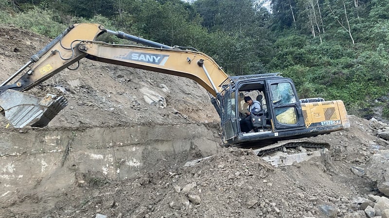 सवारी साधान आवागमनमा रोक लगाएर धुलिखेल-खावा सडकको थालियो स्तरोन्नति