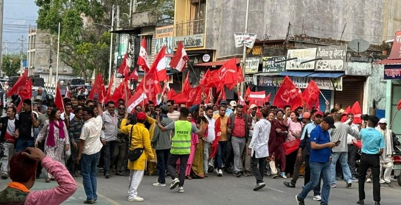 कञ्चनपुरमा एमालेसँगै कांग्रेस पनि मिसियो प्रदर्शनमा, गृहमन्त्री गुरुङको राजीनामा माग