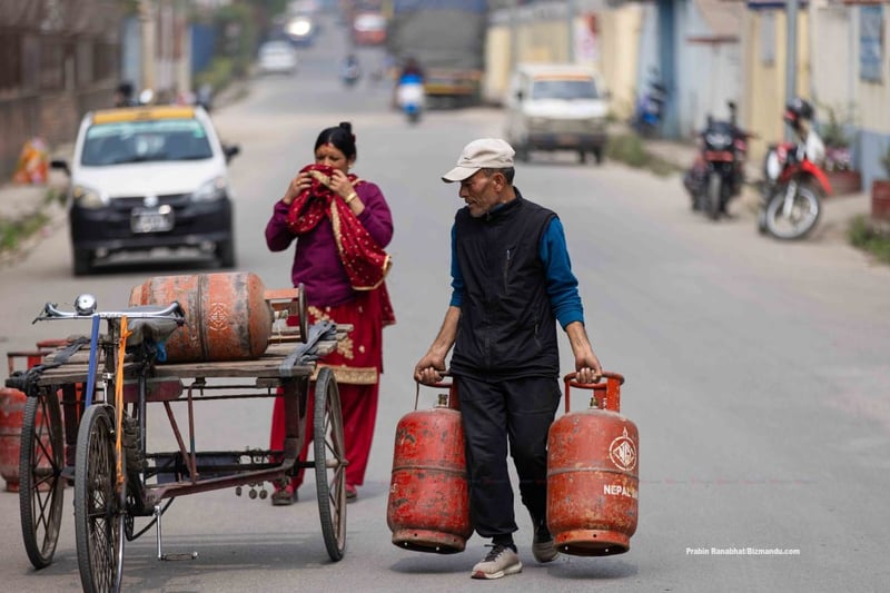 बालाजु औद्योगिक क्षेत्रमा नेपाल ग्यास लिन पुग्नेको घुइँचो, ठेला र ट्याक्सीमा ओसारपसार (तस्विरहरु)