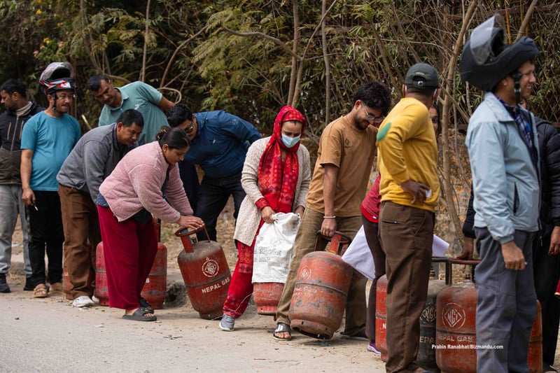 बजारमा ग्यास अभाव भएपछि अबदेखि आधा सिलिन्डर मात्रै दिइने, निर्णय गर्दै निगम