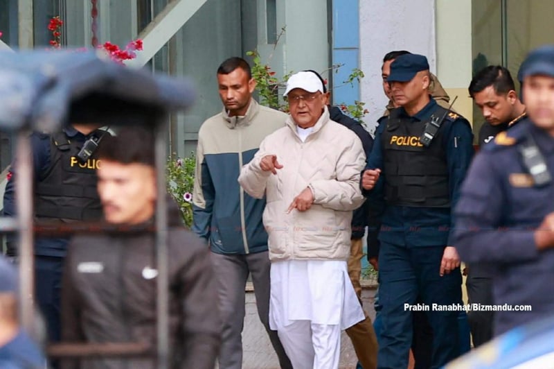 ओली र लेखकको स्वास्थ्य परीक्षण गरिँदै, पक्राउको आरोप ‘हेलचेक्राइँ गरी ज्यान मारेको’