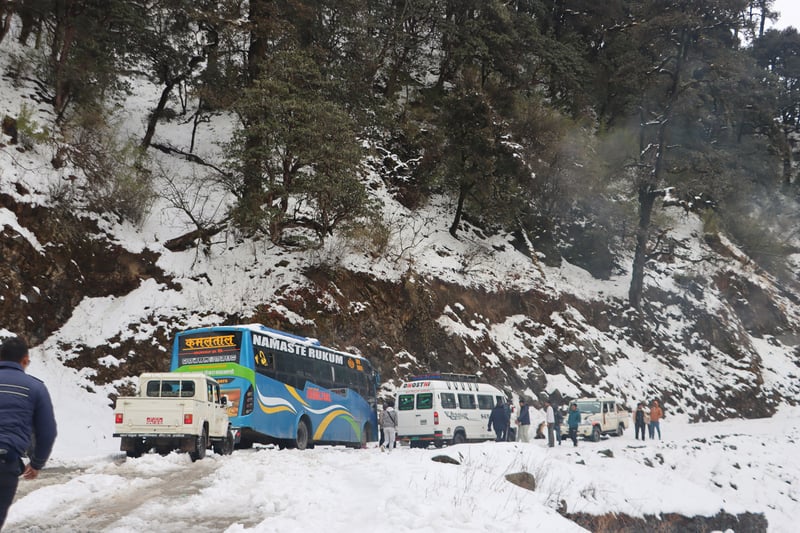 रोशीको बाढीले बिपी राजमार्ग अवरुद्ध, पातिहाल्नामा हिमपातले रोकिए लामो दुरीका सवारी