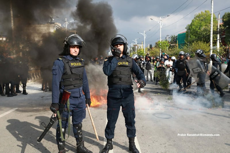 सडकमा आक्रामक बने एमाले कार्यकर्ता : जलाए टायर, गाडी तोडफोर र घम्साघम्सी