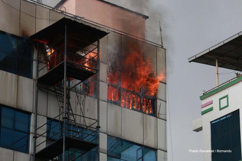 कमलादीको एक भवनमा आगलागी, नियन्त्रणमा लिने प्रयास हुँदै