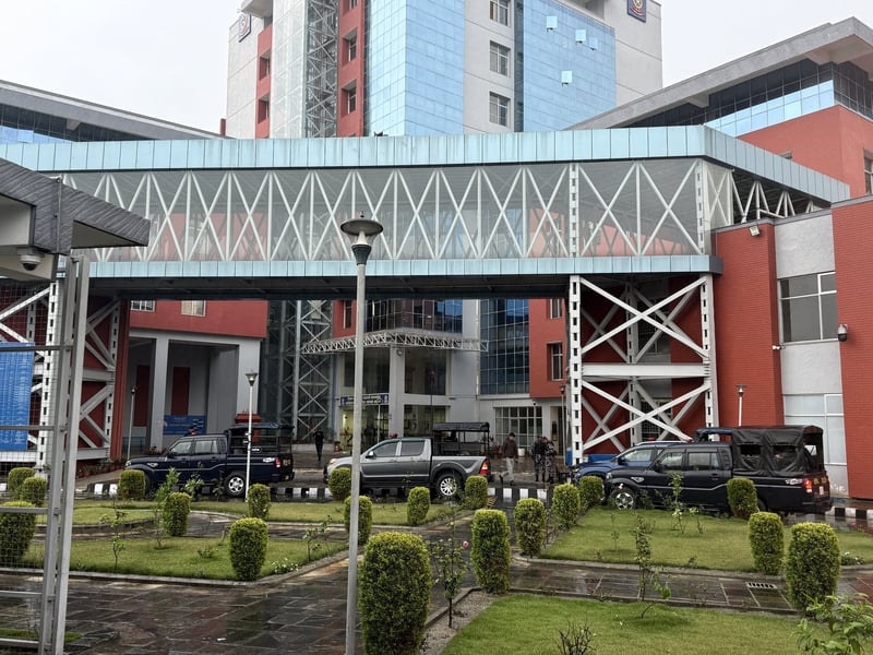 केपी ओली र रमेश लेखकलाई पक्राउ गरेर जिल्ला प्रहरी परिसर काठमाडौं ल्याइयो