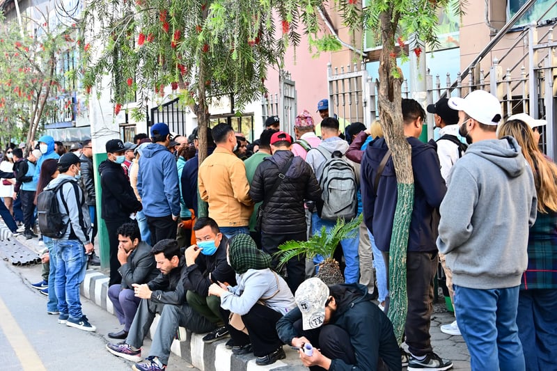 खाडी द्वन्द्वको असर : काठमाडौंमा रहेको विमान कम्पनीको कार्यालयमा यात्रुको भिड