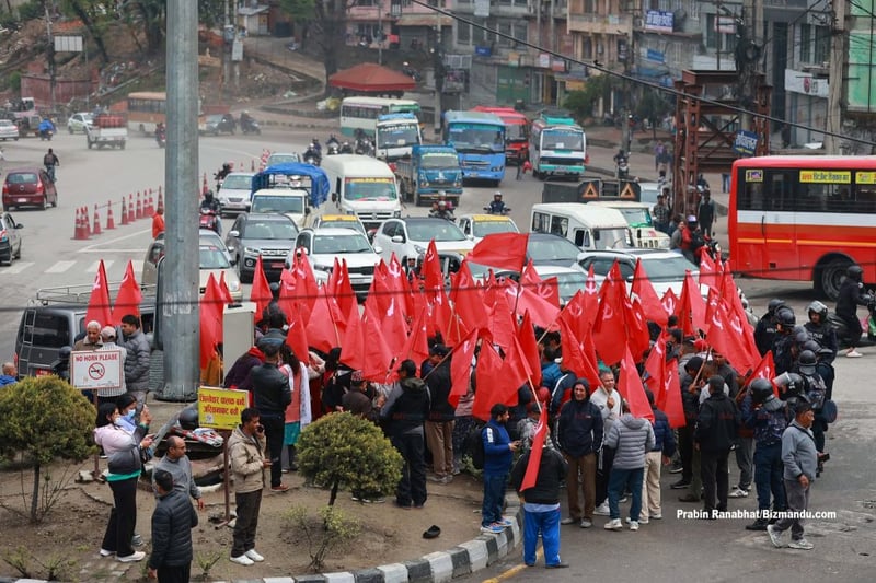 ‘प्रतिशोध’ भन्दै सडकमा निस्कियो एमाले : ओली पक्राउको विरोधमा प्रदर्शन (तस्विरहरु)