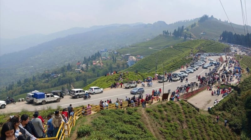 नयाँ वर्ष २०८३ : मन्दिरदेखि पार्क र पोखरीसम्म घुम्न पुग्नेको भिड (तस्विरहरु)