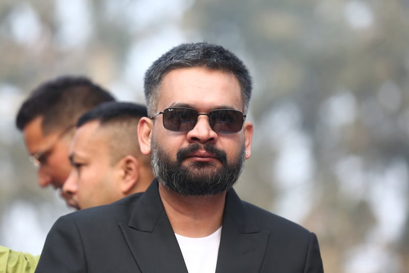 बालेनले सबै नेपालीमा खुशीको रङ्ग ल्याओस भन्दै लेखे- हेप्पी होली!