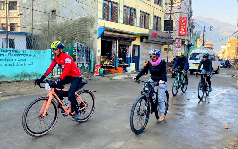 मध्यपहाडको साइकल यात्रामा क्यान्सर विजेतासहितको टोली