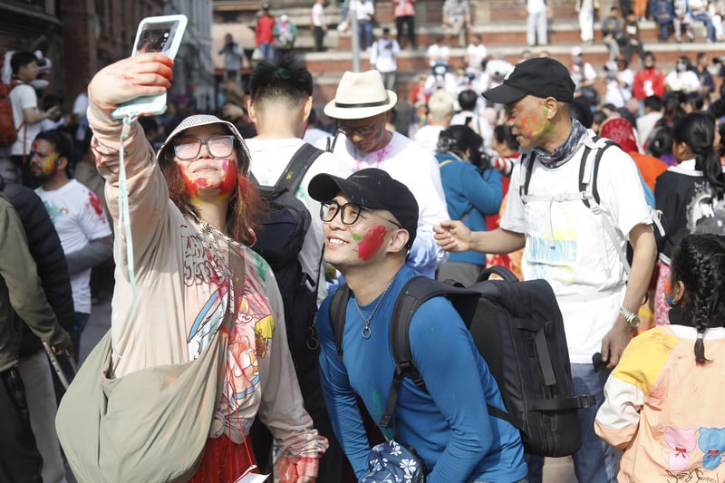 बसन्तपुरमा होली खेलेर रमाउँदै विदेशी पर्यटक (फोटोफिचर)