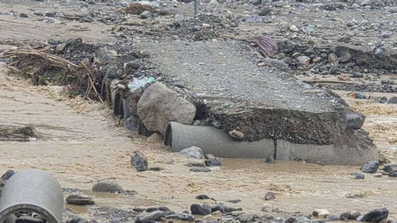 बाढीले बिपी राजमार्गको अस्थायी सडक बगायो : सवारी सञ्चालनमा रोक