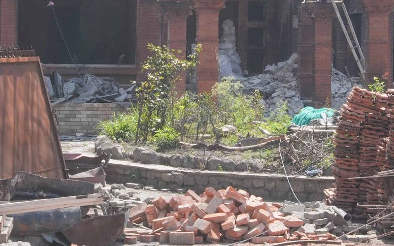 जलाइएको देउवा निवास भत्काउन थालियो