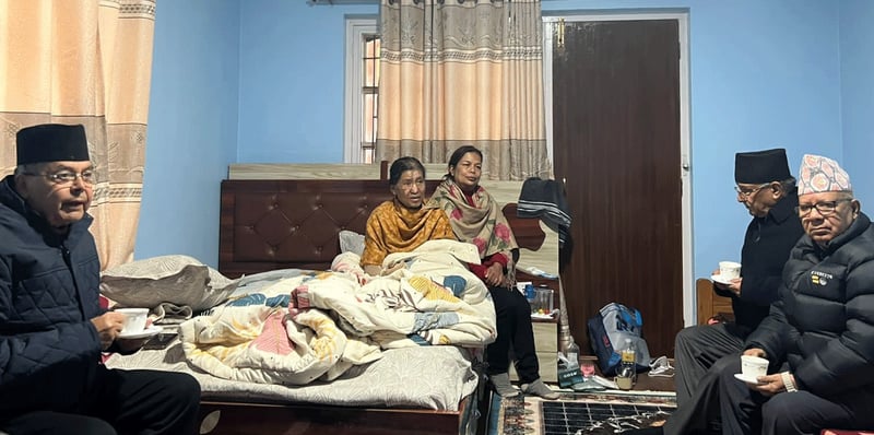 झलनाथ पत्नी चित्रकारको स्वास्थ्य अवस्था बुझ्न डल्लु पुगे प्रचण्ड र माधव नेपाल