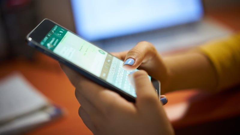 बेलायतका विद्यालयमा मोबाइल प्रतिबन्ध थप कडा