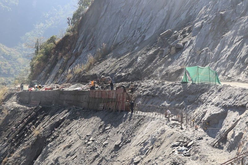 बेनी–जोमसोम सडकको सिरुबारीमा पहिरो रोक्न ‘बेञ्चिङ’ विधि