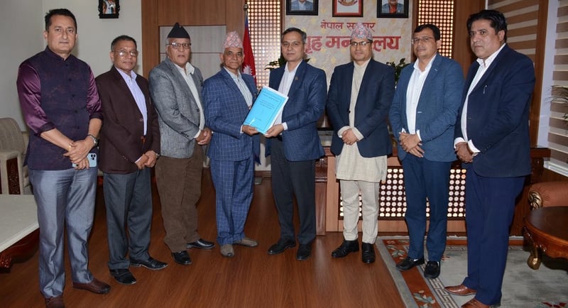 गृहमन्त्री अर्यालसमक्ष यातायातसम्बन्धी आयोगको प्रतिवेदन पेस