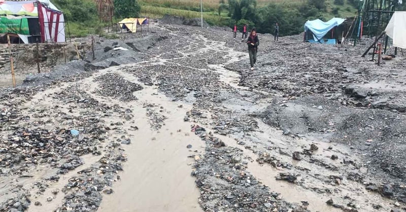 वर्षाका कारण मध्यपहाडी लोकमार्ग अवरुद्ध